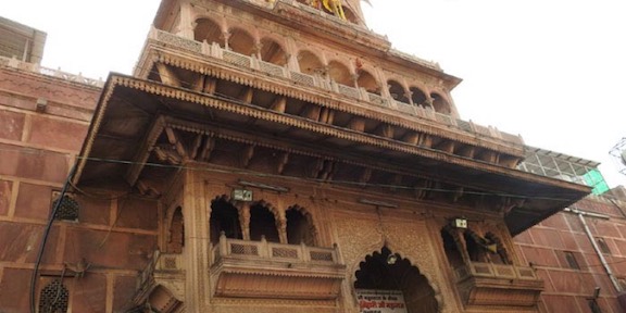 Bag storage around Banke Bihari Temple