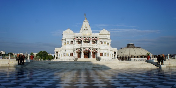 Bag storage around Prem Mandir